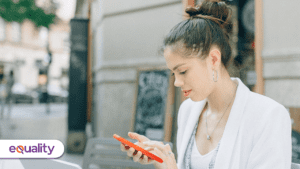 mujer en celular2
